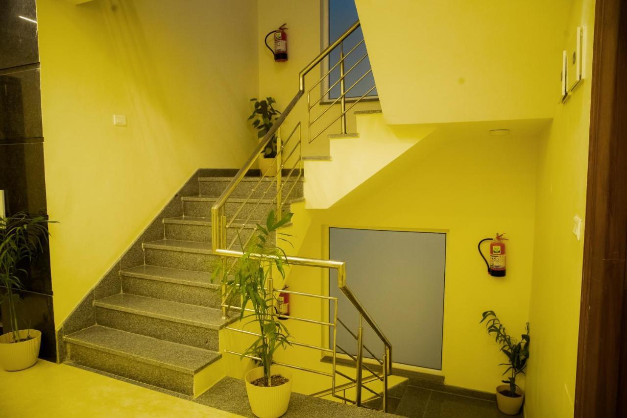 Lime Tree Luxury Studio - Service Apartment Near Artemis Hospital ,Gurgaon Buitenkant foto